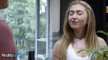 Seksowna niania zrelaksowała się po zmianie i pozwoliła swojemu szefowi ostro ją ruchać Thumb