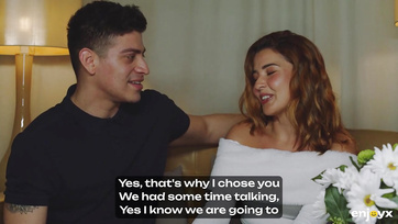 Podczas całowania, z gorącej laski spadły ubrania, a ona ugryzła wyprostowanego penisa swojego partnera Thumb