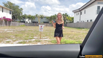 Blondynka Brytyjka ujeżdża wielkiego fiuta faceta w samochodzie autonomicznym aktorka porno Thumb