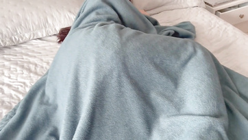 Mój głupi przyrodni brat obudził mnie tylko po to, żeby przelecieć jego małą, popielatą cipkę Thumb