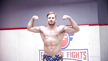 Podczas walki, penis umięśnionego faceta wślizguje się do cipki wytatuowanej dziewczyny fitness Thumb