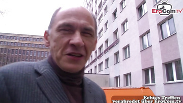 Niemiecki dziadek zapłacił seksownej dojrzałej kobiecie na ulicy za ruchanie jej cipki Thumb