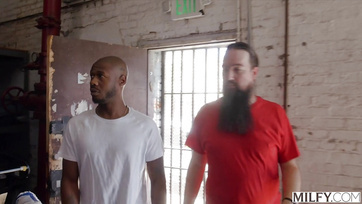 Seksowna dojrzała modelka i jej starsza dziewczyna szczęśliwie dzielą się na czarnym kutas Thumb