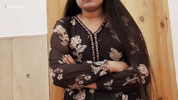 Moja przyrodnia siostra, która spała obok mnie, złapała mnie za fiuta, gdy zobaczyła, jak się masturbuje Thumb