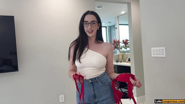 Po tym, jak pochwaliłem moją przyrodnią siostrę za jej nową bieliznę, zaczęła sama ssać mi kutasa Thumb