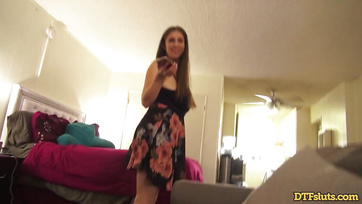 Niegrzeczna mała dziewczynka połknęła nawet moją spermę po ostrym ruchaniu jej cycków i cipki Thumb