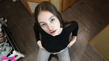 Moja śliczna 18-letnia dziewczyna spróbowała mojego grubego kutasa, jak tylko wróciła do domu ze szkoły średniej Thumb