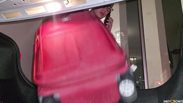 Po tym, jak jej mąż zasnął, jej napalony pasierb również wsadził jej swojego twardego jak skała kutasa w odbyt Thumb