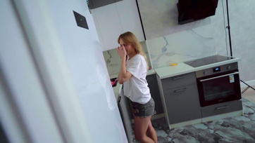 Moja przyrodnia siostra postanowiła zrobić niespodziankę swojemu chłopakowi, ale najpierw wyruchałem ją w dupę Thumb