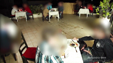 Ta zboczona biseksualna Niemka jest gotowa przelecieć każdego, gdziekolwiek, nawet na jej oczach mąż Thumb