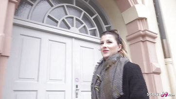 Za niewielkie pieniądze udało mu się przekonać seksowną berlińską laskę do pójścia na casting do seksu Thumb