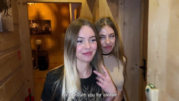 Moja dziewczyna nie tylko oglądała, ale też pomagała ruchać jego śliczną dziewczynę w hotelu Thumb