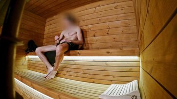 Przygody w saunie: pokazałem samotnej kobiecie i młodej parze mojego twardego jak skała kutasa w saunie Thumb