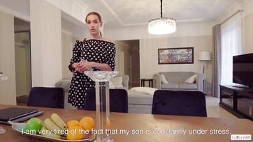 Głodna mama odsunęła majtki, żeby jej syn mógł ją spenetrować swoim wielkim kutasem, kolegą z klasy Thumb
