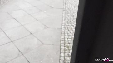Niemiecki agent uliczny zdołał zdobyć niesamowicie gorącą, wytatuowaną laskę na seks casting Thumb