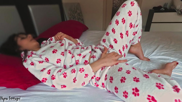 Szybko ściągnąłem majtki mojej masturbującej się przyrodniej siostry, żebym mógł wyruchać jej mokrą cipkę Thumb