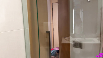 Na wakacjach rudowłosa dziewczyna mojej dziewczyny wzięła ze mną prysznic, a potem dokładnie ujeżdżała mojego kutasa Thumb