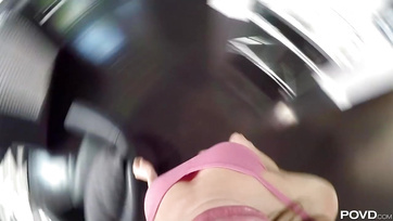 Brunetka przyrodnia siostra oddała się dildo, gdy jej przyrodni brat niespodziewanie ją przyłapał Thumb