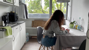 Mój przystojny współlokator ostro mnie ruchał w kuchni, rozpieściłam go też głębokim gardłem Thumb